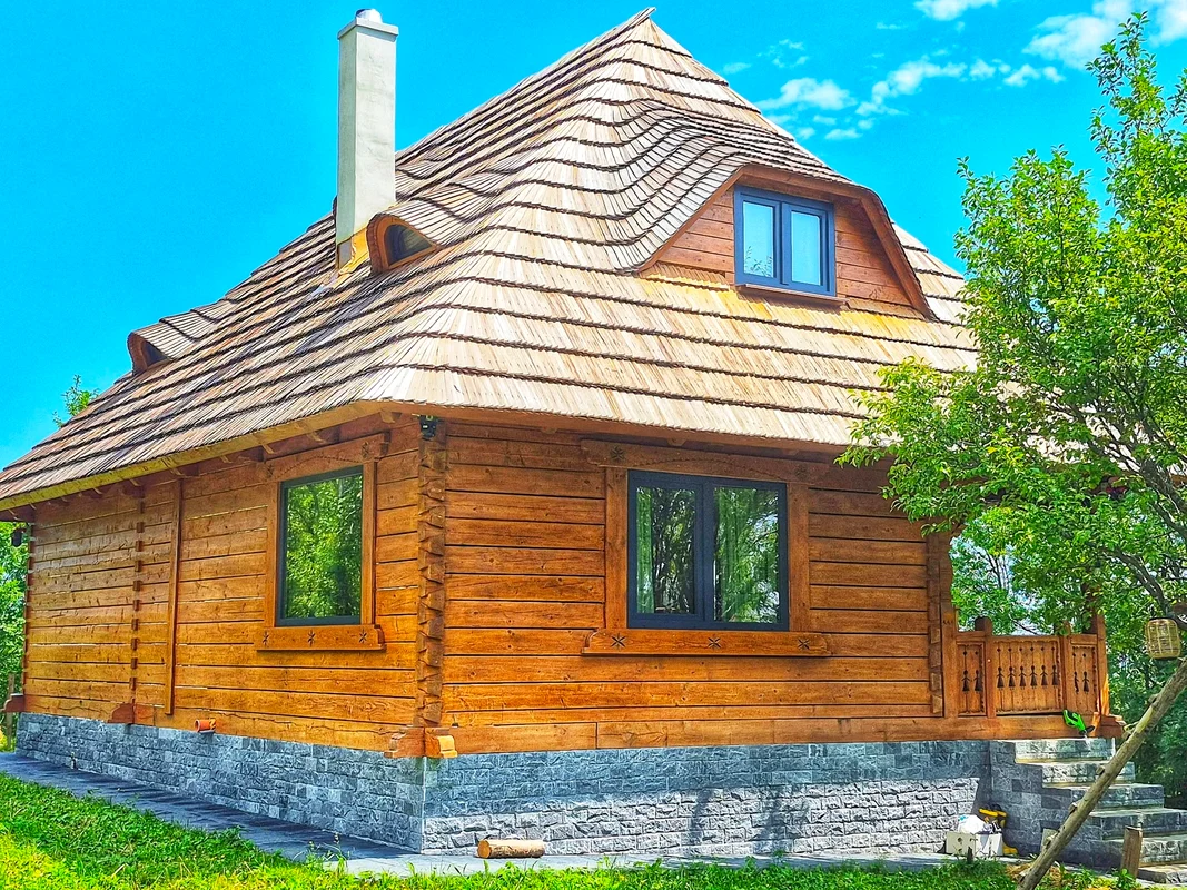 Casa construită în stil maramureșean se vinde cu 222.000 de euro / foto: Facebook