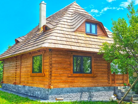 Casa construită în stil maramureșean se vinde cu 222.000 de euro / foto: Facebook