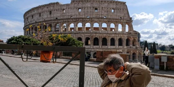 Coronavirus Italia - barbat cu masca langa Colosseum FOTO EPA-EFE