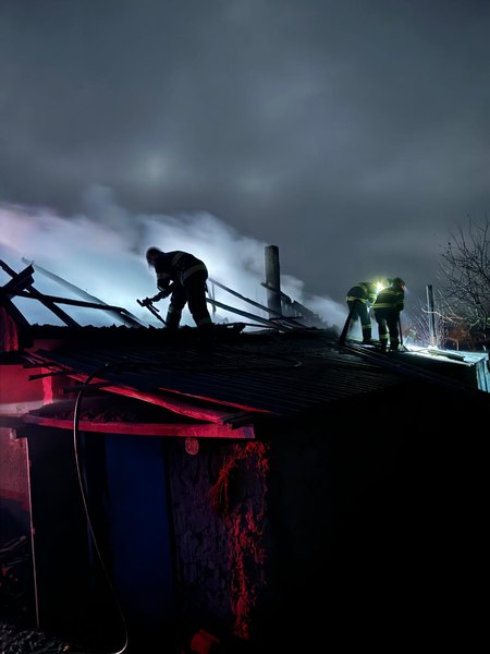 Un vasluian și-a dat foc la casă, iar în timp ce pompierii luptau cu focul, s-a spânzurat în curte. Ce stă în spatele gestului extrem
