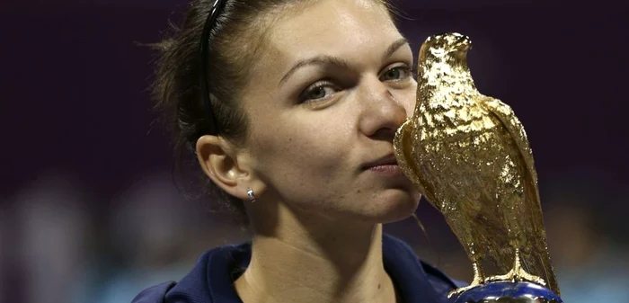 Simona Halep, cu trofeul de la Doha. FOTO: Reuters