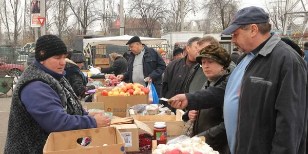 Ieşenii sunt încântaţi de preţurile produselor alimentare aduse de basarabeni