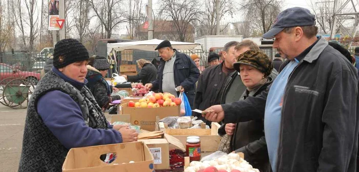 Ieşenii sunt încântaţi de preţurile produselor alimentare aduse de basarabeni