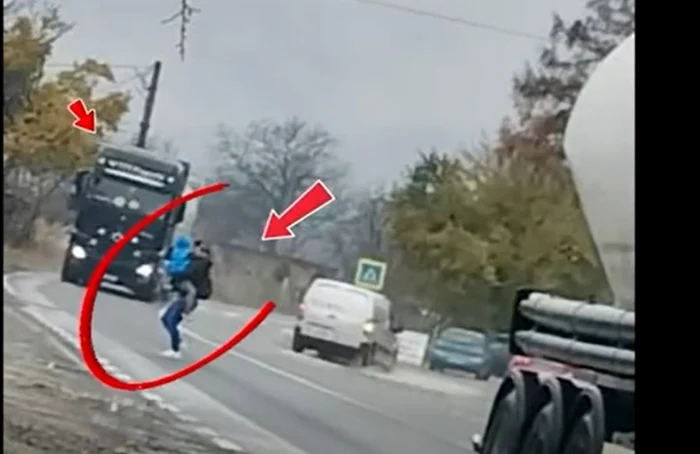 Femeie traversează neregulamentar strada FOTO: captură Poliția Română