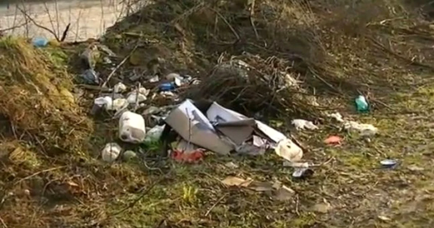 Gunoiul care sufocă malurile râului a fost filmat chiar în Ajun de Crăciun FOTO: Captură Youtube