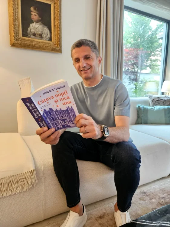 Răzvan Lucescu, mândru de cartea tradusă de soția sa. Foto Fanatik
