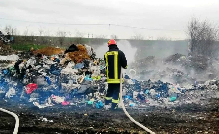 Se pare că incendiul a fost provocat de o persoană necunoscută FOTO ISU Călăraşi