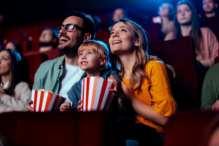 Îi poți aduce prietenii în sala de cinema, iar copilul tău va fi star pentru o zi