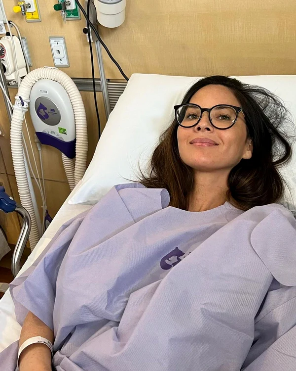 Olivia Munn, pe patul de spital după ce a fost diagnosticată cu cancer la sân