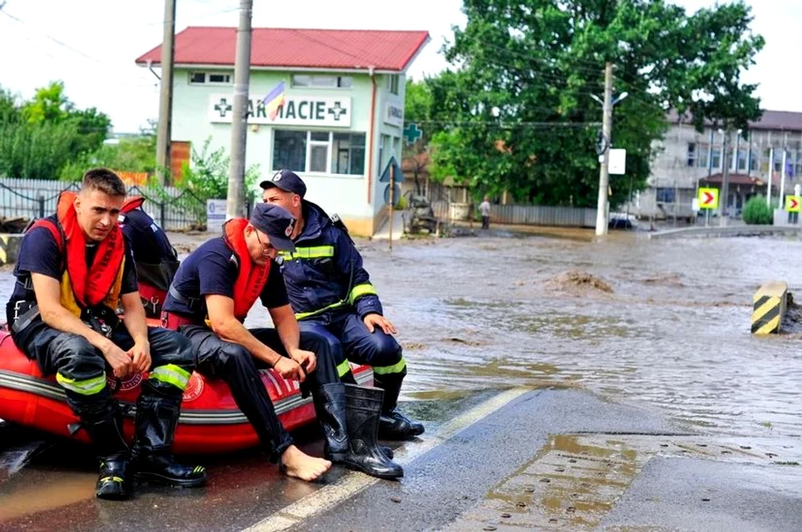 George Stoica (stânga),  la capătul uneia dintre  numeroasele misiuni de salvare