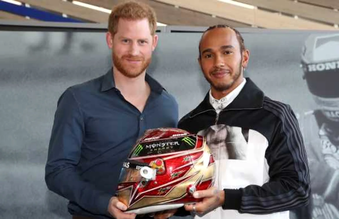 Prinţul Harry şi campionul mondial la Formula 1, Lewis Hamilton au inaugurat Silverstone Experience Center, un muzeu ce are misiunea de a inspira următoarea generaţie de copii, în inginerie, vehicule, mecanică. FOTO Twitter