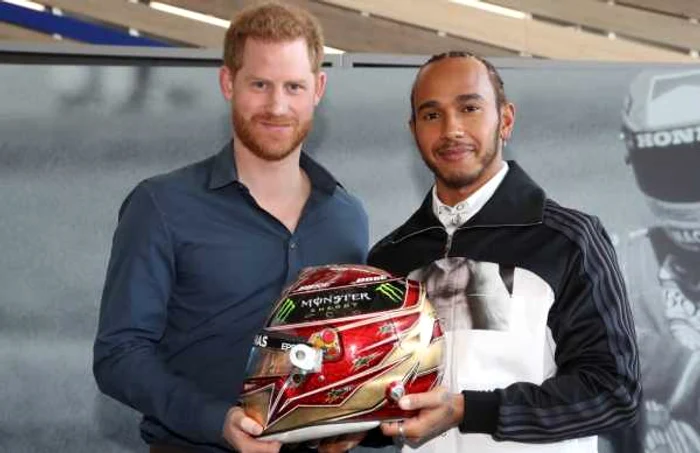 Prinţul Harry şi campionul mondial la Formula 1, Lewis Hamilton au inaugurat Silverstone Experience Center, un muzeu ce are misiunea de a inspira următoarea generaţie de copii, în inginerie, vehicule, mecanică. FOTO Twitter