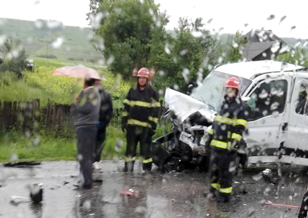Afară ploua cu găleata, iar Ioan circula cu viteză