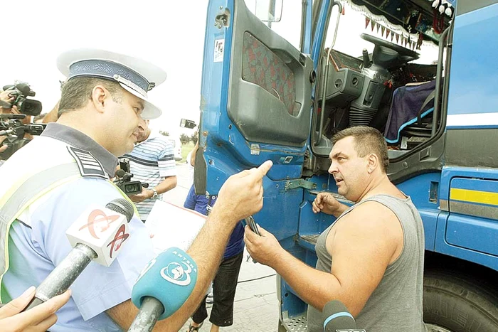 Noile tehnologii fac parte dintr-un proiect pilot. Dacă se vor dovedi eficiente, Poliţia Română le va achiziţiona pentru fiecare autospecială (Fotografii: Marian Iliescu)