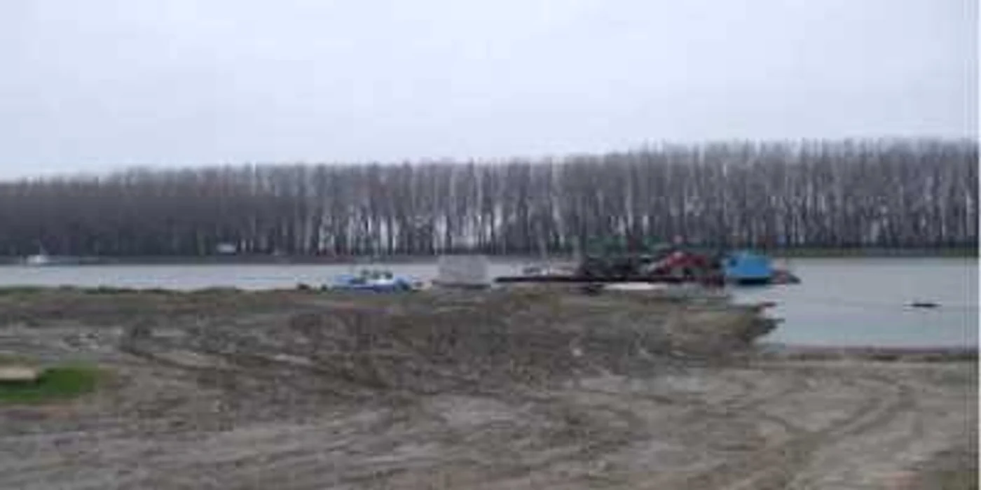 Ca să ajungă la navă, localnicii au trecut Borcea