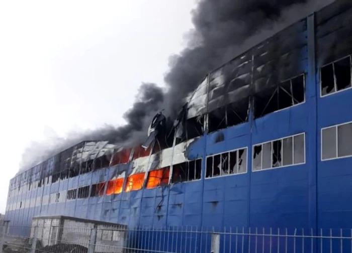 
    O hală de peste 4.000 de mp din Câmpia Turzii a fost cuprinsă de flăcărifoto: monitorulcj.ro  