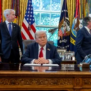 Donald Trump cu o hartă în spate FOTO AFP