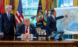 Donald Trump cu o hartă în spate FOTO AFP