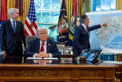 Donald Trump cu o hartă în spate FOTO AFP