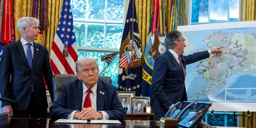 Donald Trump cu o hartă în spate FOTO AFP