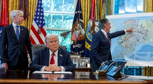 Donald Trump cu o hartă în spate FOTO AFP