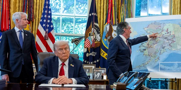 Donald Trump cu o hartă în spate FOTO AFP