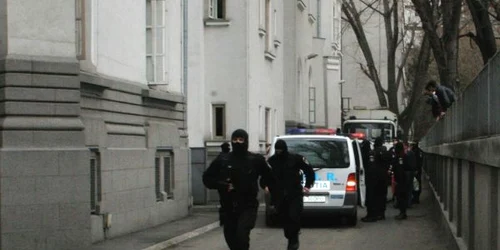 Poliţiştii promit că vor asigura non-stop liniştea şi ordinea publică Foto: arhivă