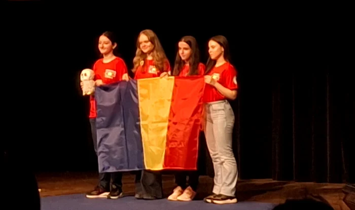 Patru eleve din România au plasat țara noastră pe locul I la Matematică în Europa și pe II în lume