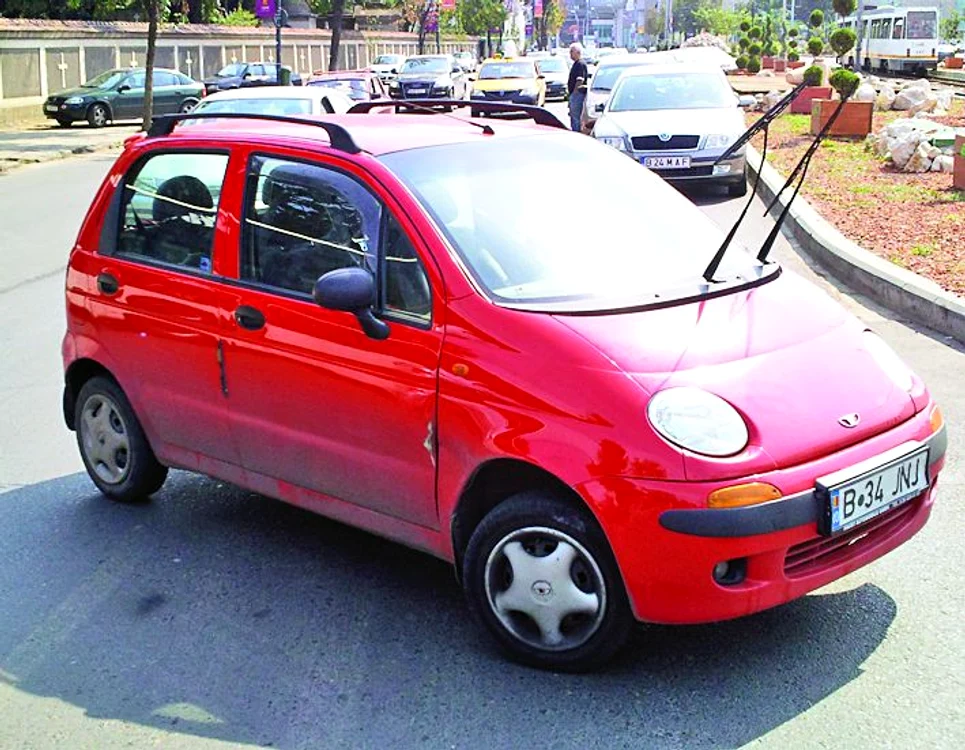 
    A parcat în mijlocul străzii  