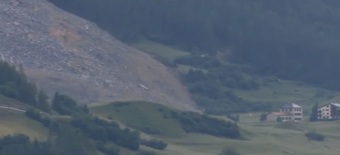 Alunecare de teren s-a oprit la marginea satului. FOTO captură video Twitter