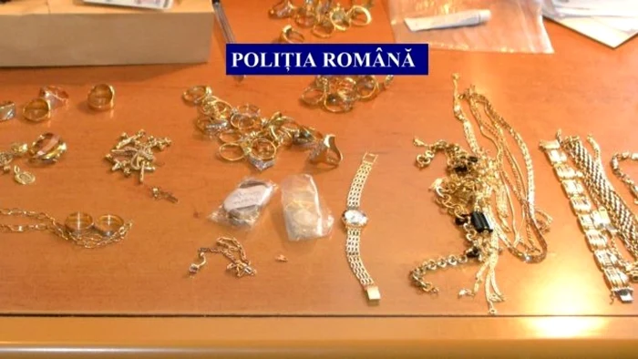 Bijuterii confiscate de poliţişti