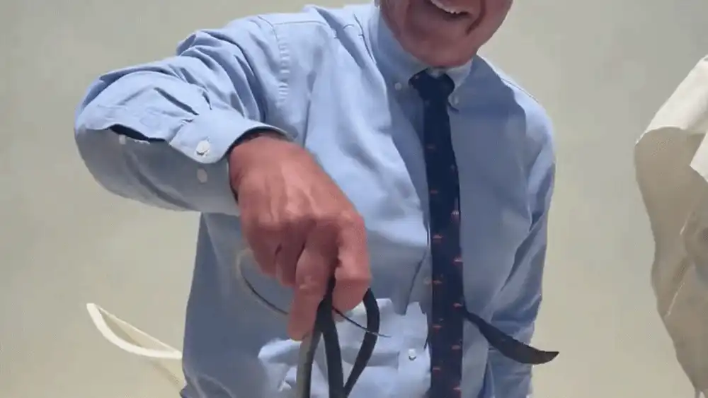 Robert F. Kennedy Jr., filmat când prinde doi șerpi cu mâinile goale. Internauții, ironii la imaginile virale