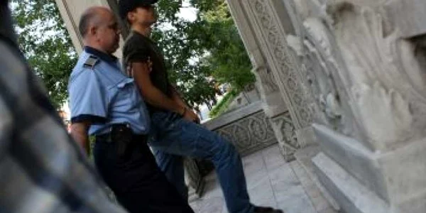 Craiova: Fiul poliţistului Dinu se va întâlni astăzi în faţa magistraţilor cu părinţii tinerei ucise