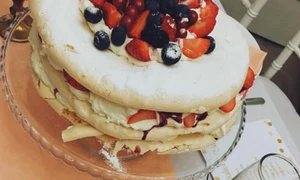 Invitatele au savurat în cinstea lui Erin o porţie din prăjitura Pavlova jpeg