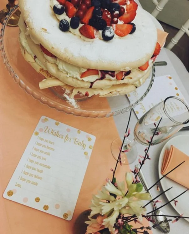 Invitatele au savurat în cinstea lui Erin o porţie din prăjitura Pavlova