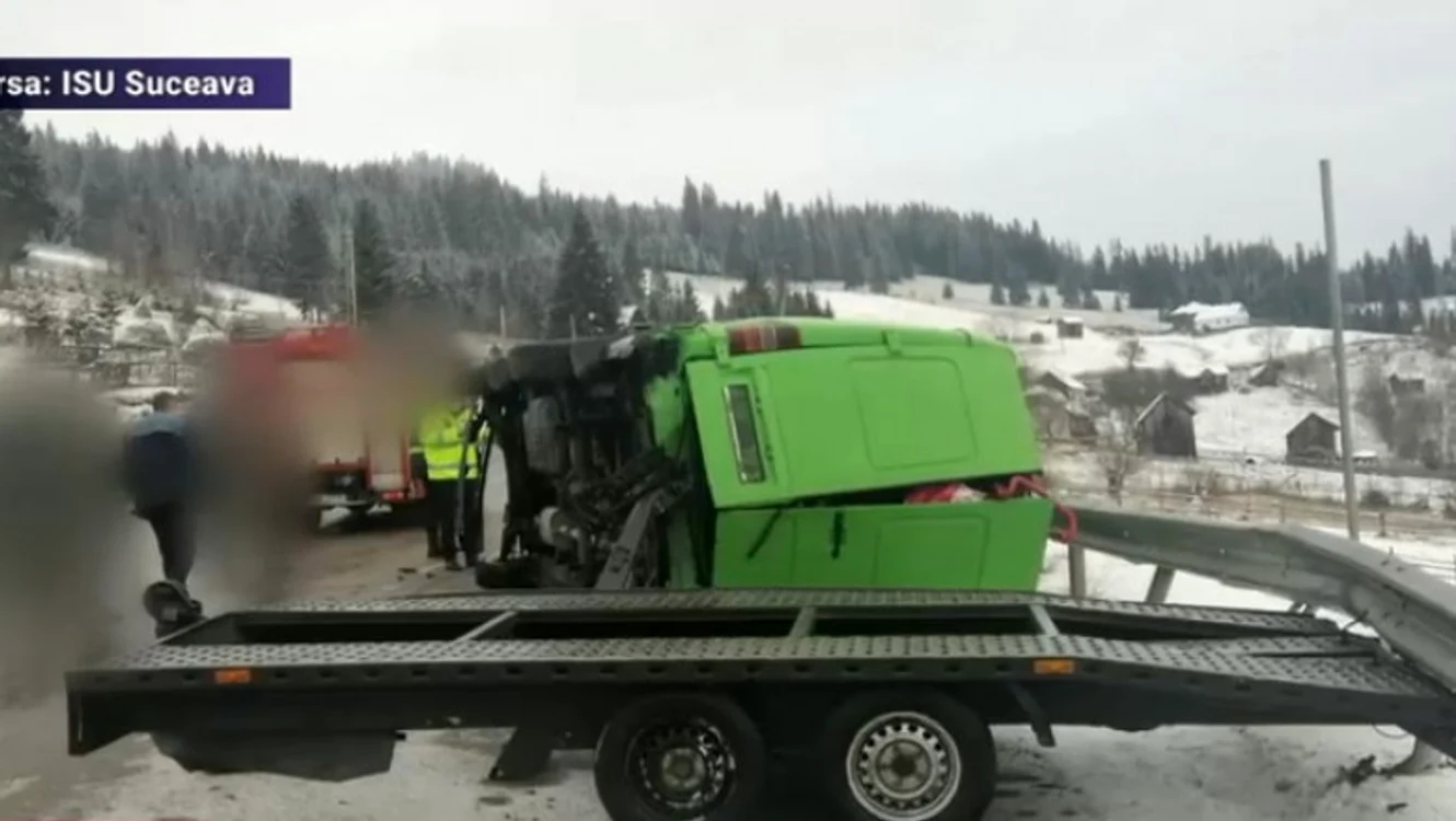 
    Un accident grav s-a produs în Pasul Mestecăniș, în județul Suceava, unde un microbuz cu opt persoane s-a răsturnatFoto: Digi24  