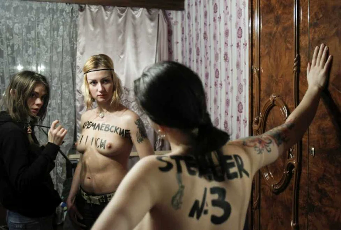 Protestatarele în bustul gol de la organizația „Femen“ au fost imobilizate de agenții de pază