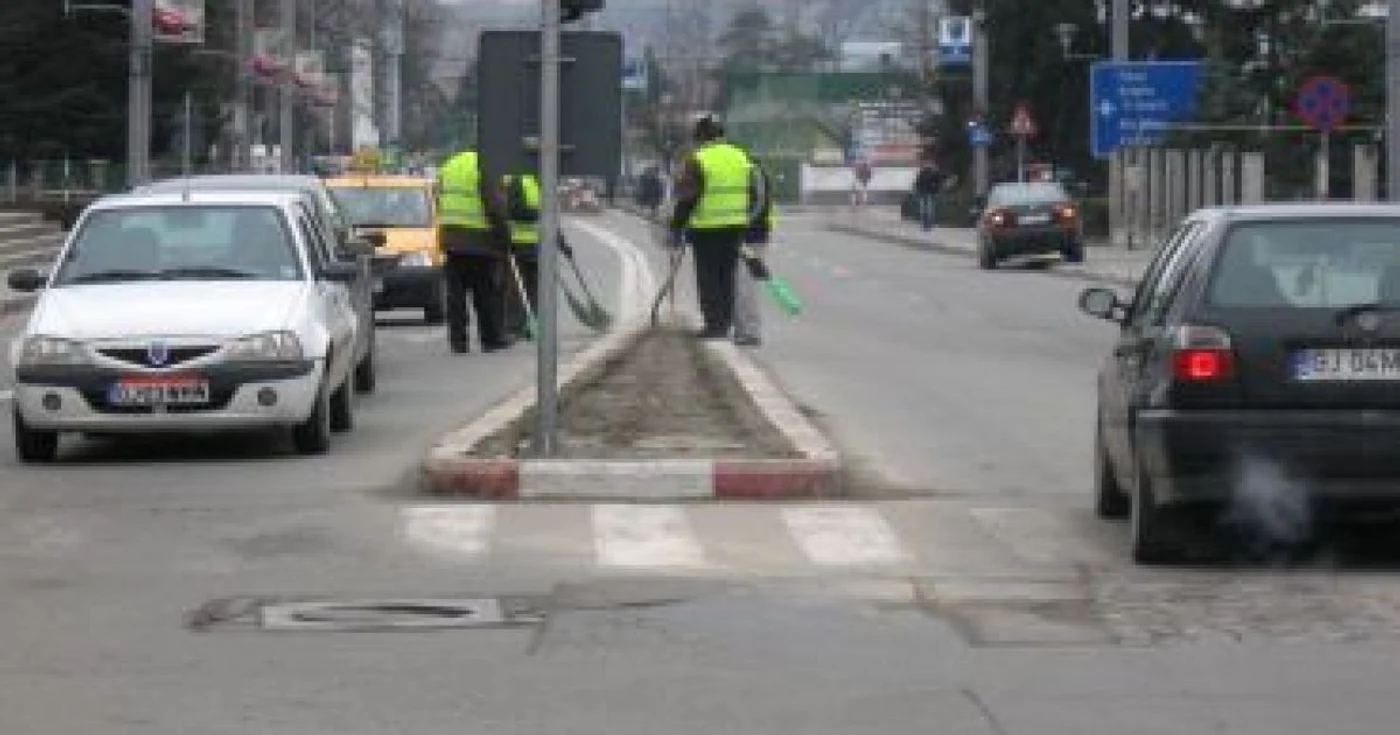 Târgu-Jiu: La cosit de iarbă prin municipiu