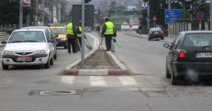 Târgu-Jiu: La cosit de iarbă prin municipiu