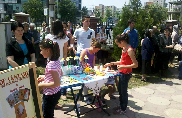 Felicitările au fost vândute duminică şi în curtea Catedralei Arhiepiscopale FOTO: Iulian Bunilă