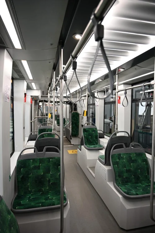 Interiorul tramvaiului este colorat în verde. Foto: aradon.ro