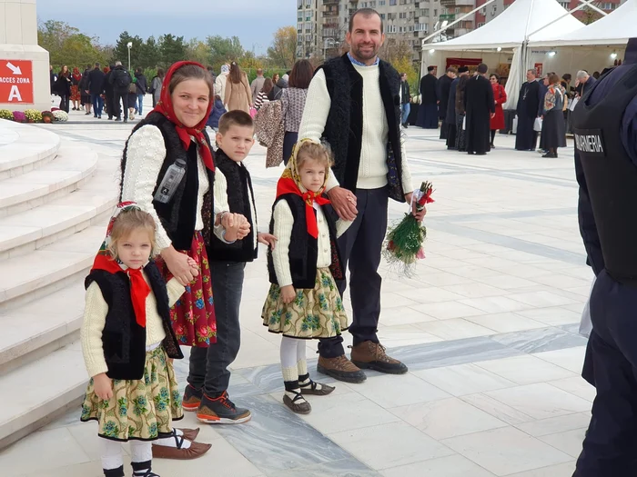 Familia Hotea a fost duminică  în curtea catedralei
