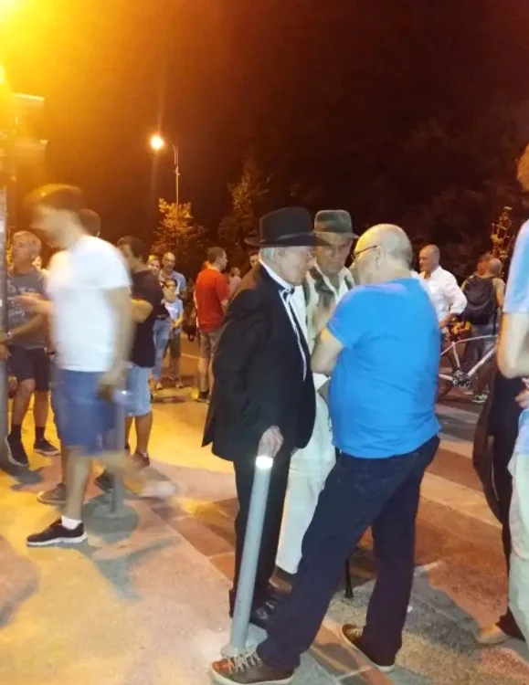 Mihai și Tom Șora, august 2019, Piața Victoriei București. Foto: Petre M. Iancu