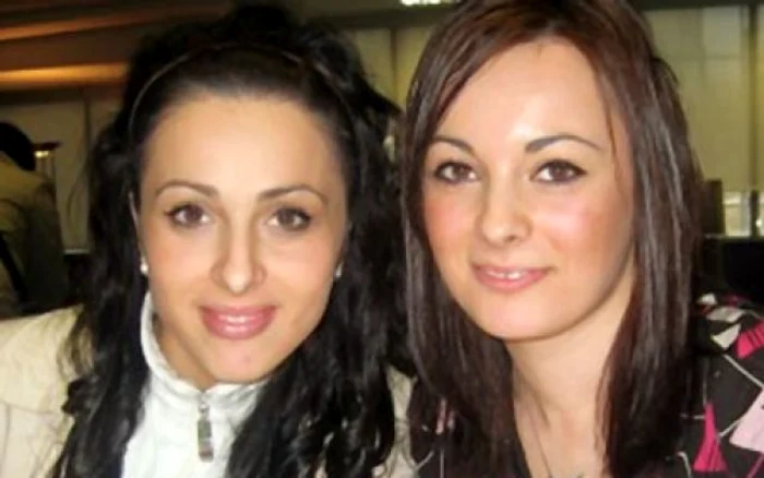 Mădălina (dreapta), alături de o colegă de facultate