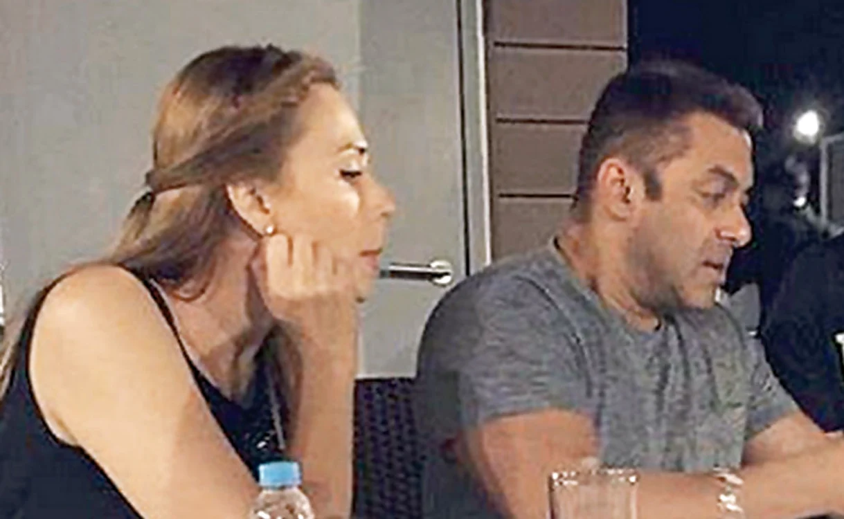 
    Iulia Vântur o ţine de mână pe mama lui Salman Khan  