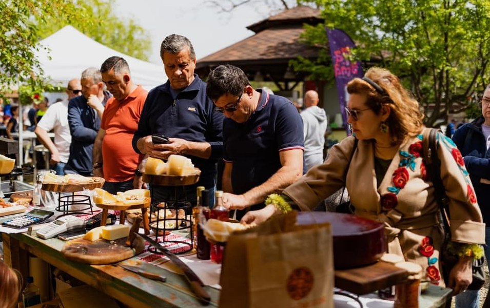 Turiști străini în Piața Artizanilor, de pe ruta Vulcanilor Noroioși. Trufa neagră va fi vedeta  târgului din iunie