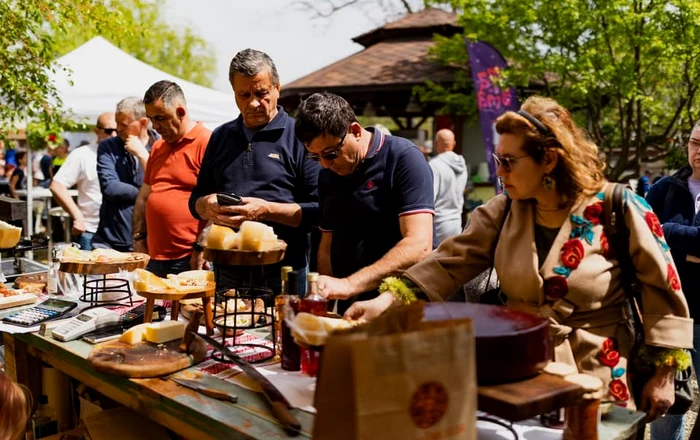 Sute de turiști au trecut pragul târgului în prima zi. SURSA Slow Food