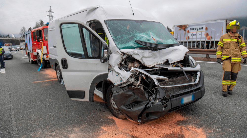 Român implicat într-un accident în Austria. Duba condusă de el s-a izbit de remorca unui camion