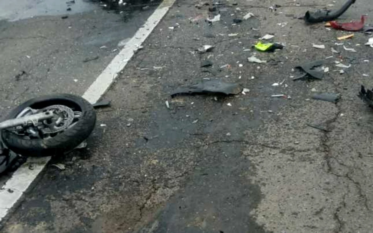 Motociclistul a căzut pe şosea şi a fost călcat de o maşină    Foto: Adevărul