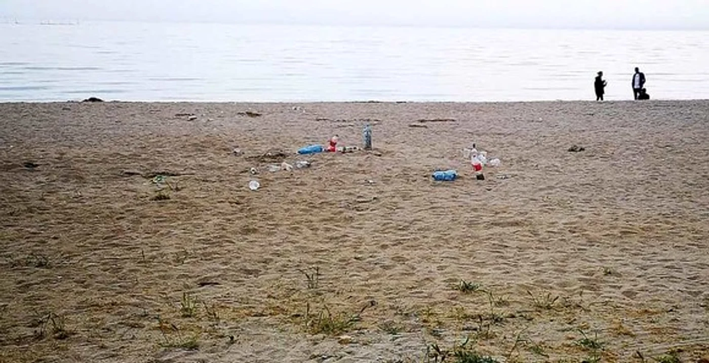 
    Doze, ambalaje, pahare din plastic s-au amestecat cu nisipul  